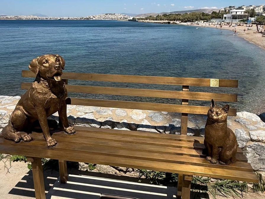 «Συντροφιά… χωρίς όρους»: Ένα ξεχωριστό παγκάκι αφιερωμένο στους τετράποδους φίλους μας στο Παλαιό Φάληρο