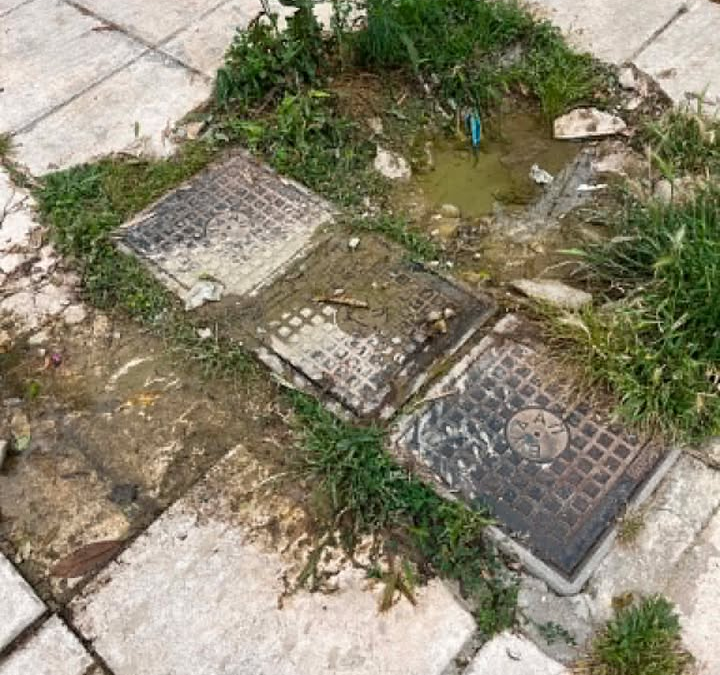 Δύο εβδομάδες μετά τις εργασίες της ΕΥΔΑΠ, το πεζοδρόμιο στην Τερψιχόρης παραμένει χωρίς αποκατάσταση
