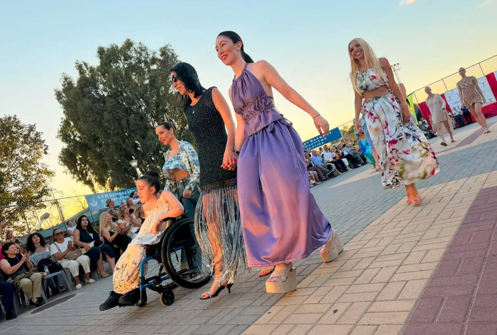 Η 8η Επίδειξη Μόδας Ατόμων με Αναπηρία στο Παλαιό Φάληρο έστειλε μήνυμα ισότητας και αποδοχής
