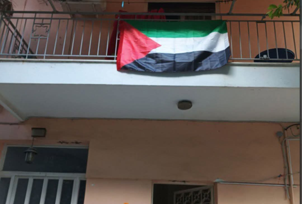 Παλαιό Φάληρο-Αμφιθέα: Αστυνομική παρέμβαση για παλαιστινιακή σημαία σε μπαλκόνι